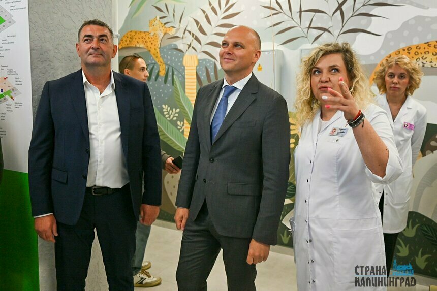 Исполняющая обязанности главного врача Городской детской поликлиники Ирина Кузнецова показала губернатору новую поликлинику | Фото: Александр Мелехов Исполняющая обязанности главного врача Городской детской поликлиники Ирина Кузнецова показала губернатору новую поликлинику | Фото: Александр Мелехов