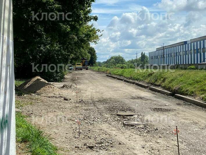 История под ковшом экскаватора: в Калининграде на Харьковской сняли аутентичные гранитные бордюры (фото)   - Новости Калининграда | Фото: очевидцы