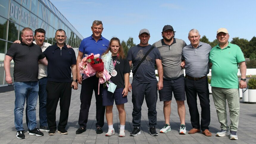 Екатерину Радышеву и Александра Подобедова в Храброво встретила делегация профильной областной федерации | Фото: Павел Мендалька Екатерину Радышеву и Александра Подобедова в Храброво встретила делегация профильной областной федерации | Фото: Павел Мендалька