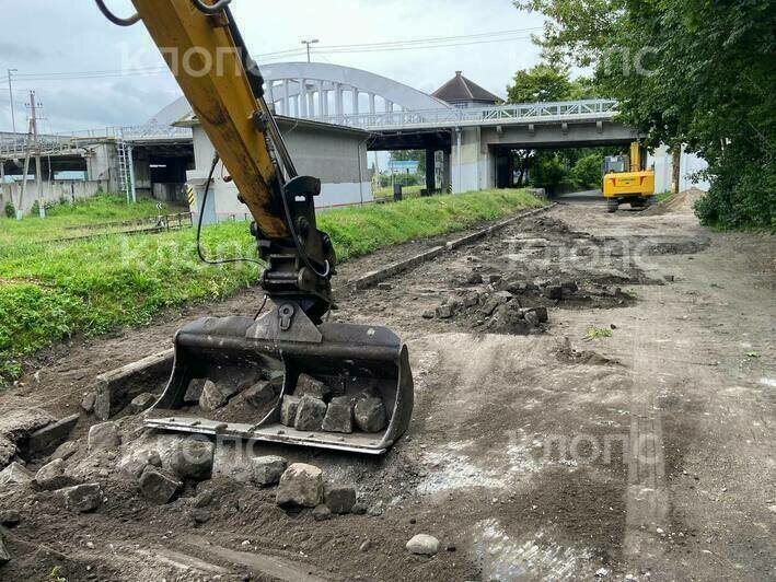 История под ковшом экскаватора: в Калининграде на Харьковской сняли аутентичные гранитные бордюры (фото)   - Новости Калининграда | Фото: очевидцы