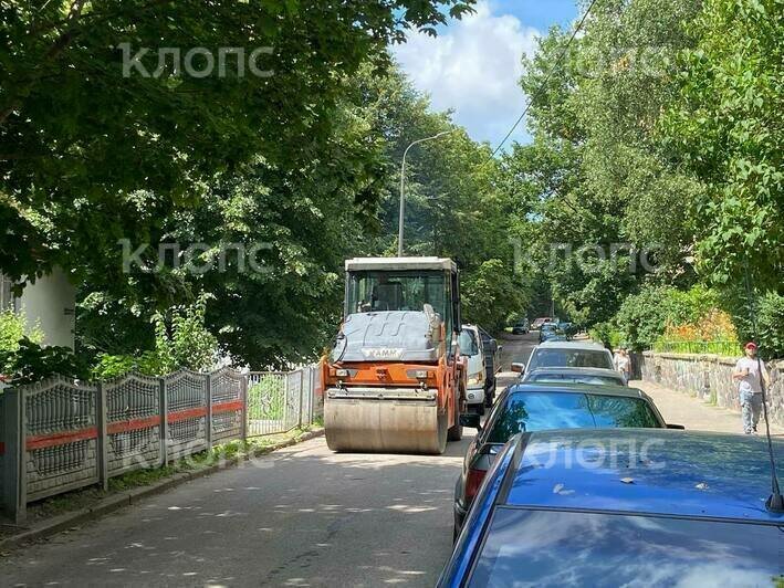История под ковшом экскаватора: в Калининграде на Харьковской сняли аутентичные гранитные бордюры (фото)   - Новости Калининграда | Фото: очевидцы