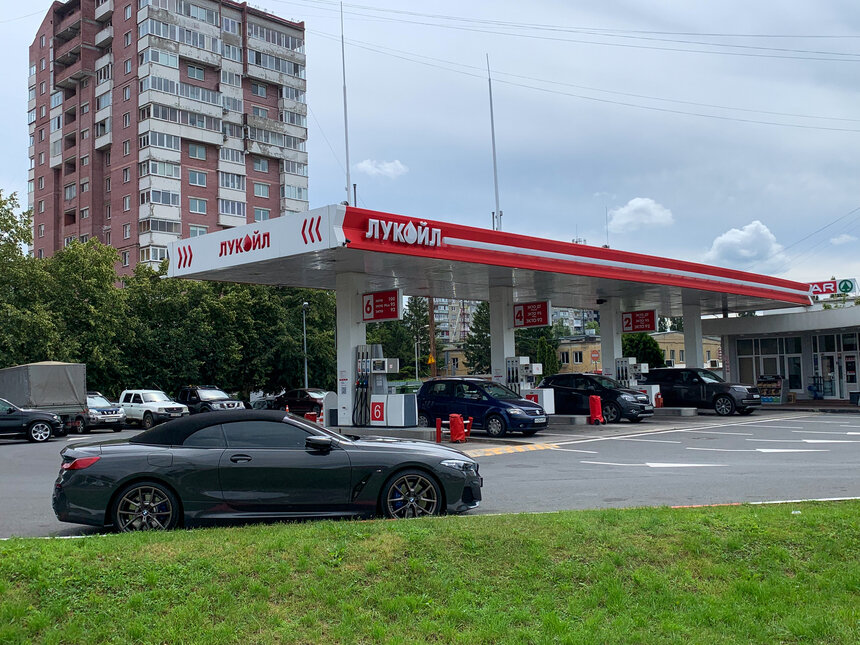 Только для лояльных: для кого подешевел бензин в Калининграде | Фото: Александр Мелехов