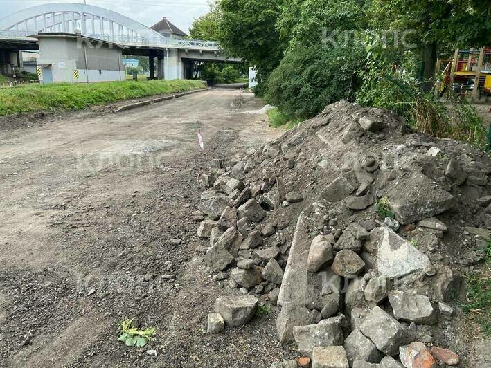 История под ковшом экскаватора: в Калининграде на Харьковской сняли аутентичные гранитные бордюры (фото)   - Новости Калининграда | Фото: очевидцы