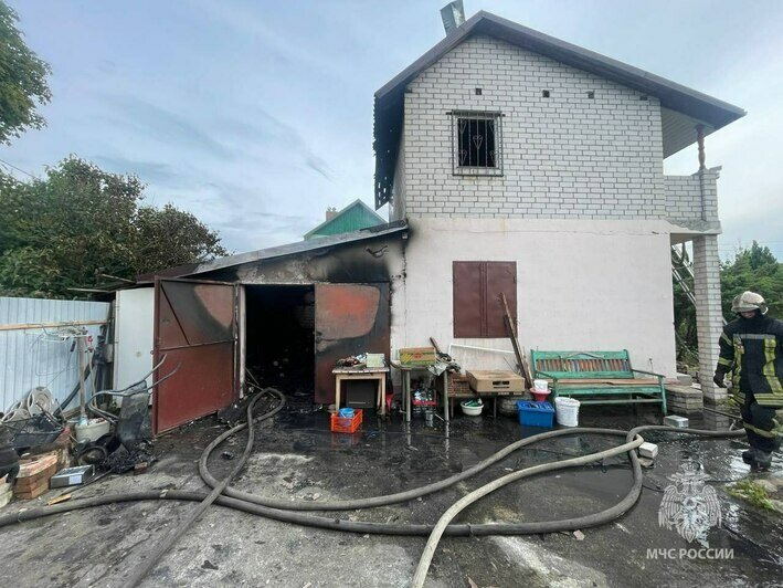 Под Калининградом пожарные предотвратили взрыв газовых баллонов в гараже частного дома (фото)   - Новости Калининграда | Фото: ГУ МЧС России по Калининградской области