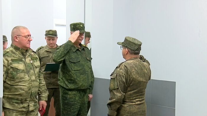 Глава Следственного комитета РФ Александр Бастрыкин вручает Сергею Адиатулину медаль «Доблесть и отвага» за успешные действия в зоне СВО | Фото: архив героя публикации Глава Следственного комитета РФ Александр Бастрыкин вручает Сергею Адиатулину медаль «Доблесть и отвага» за успешные действия в зоне СВО | Фото: архив героя публикации