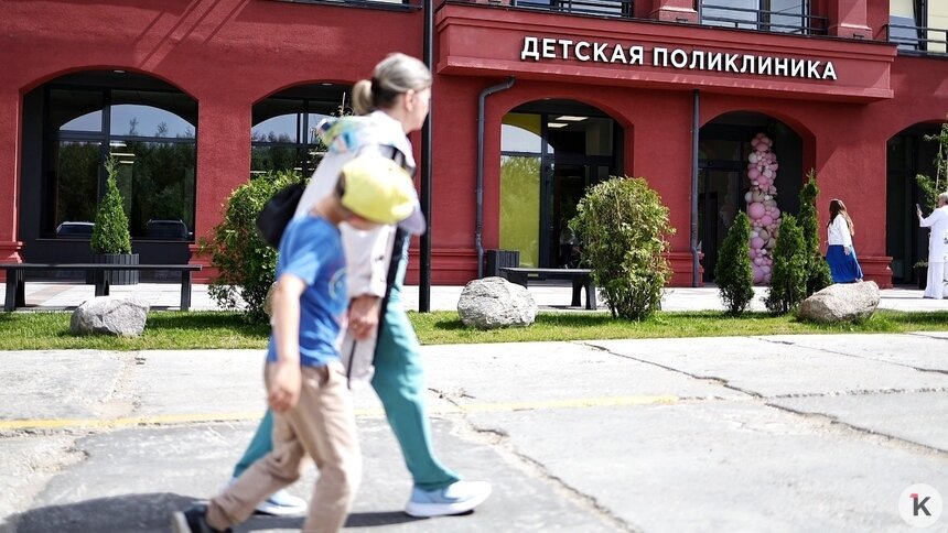 «Трибуца» больше не трещит по швам: как власти открывали в Калининграде новую детскую поликлинику (фоторепортаж) - Новости Калининграда | Фото: Александр Подгорчук / «Клопс»