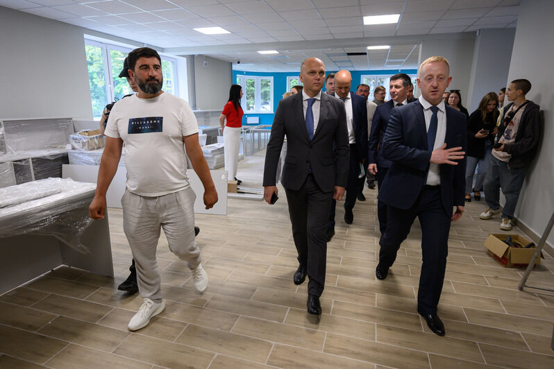 Серый цвет стен в новой поликлинике для взрослых разочаровал губернатора | Фото: Александр Мелехов
