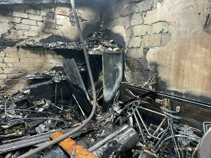 Под Калининградом пожарные предотвратили взрыв газовых баллонов в гараже частного дома (фото)   - Новости Калининграда | Фото: ГУ МЧС России по Калининградской области
