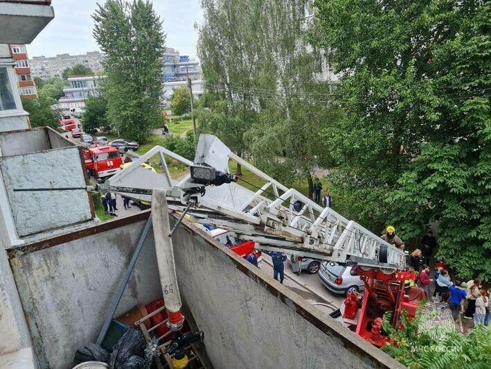 Из пятиэтажки эвакуировали 25 человек и пятерых спасли | Фото: ГУ МЧС по Калининградской области 