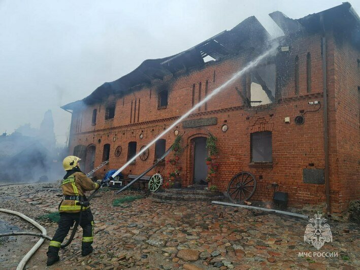 Пожар в замке Шаакен под Калининградом тушили семь машин (фото, видео) - Новости Калининграда | Фото: ГУ МЧС по Калининградской области