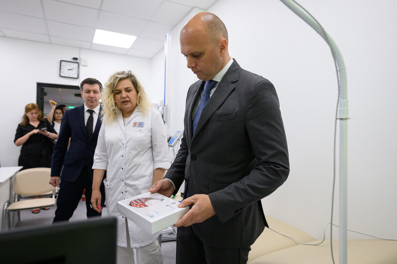 И.о. главного врача Ирина Кузнецова показала губернатору Алексею Беспрозванных оснащение кабинетов | Фото: Александр Мелехов