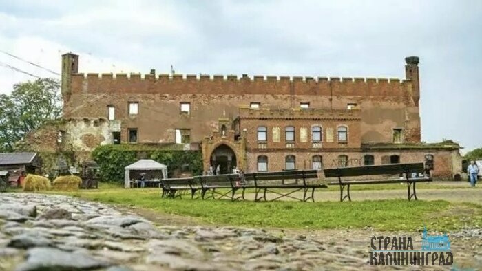В замке Шаакен из-за пожара отменили спектакль и не принимали гостей | Фото: Александр Мелехов