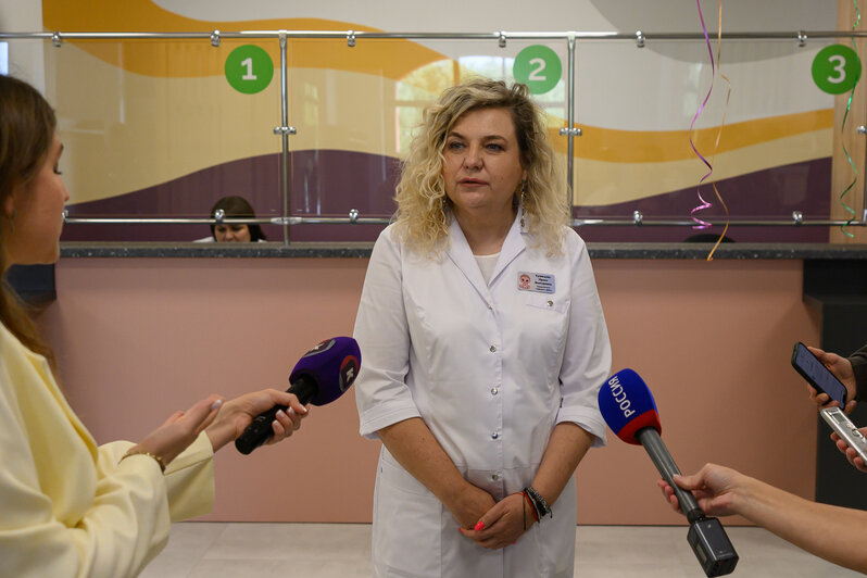 И.о. главного врача Ирина Кузнецова показала губернатору Алексею Беспрозванных оснащение кабинетов | Фото: Александр Мелехов