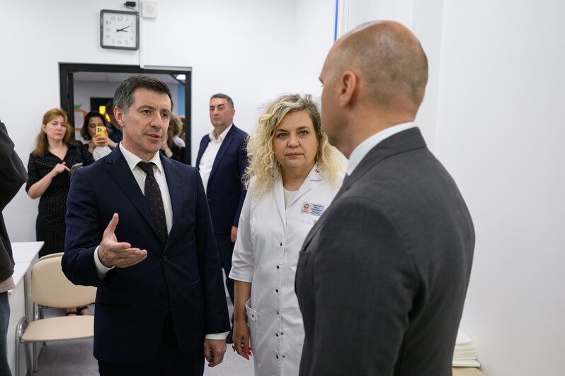 И.о. главного врача Ирина Кузнецова показала губернатору Алексею Беспрозванных оснащение кабинетов | Фото: Александр Мелехов