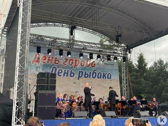 У людей сдают нервы: очередь за бесплатной ухой в День рыбака в Пионерском растянулась на полкилометра   - Новости Калининграда | Фото: «Клопс»