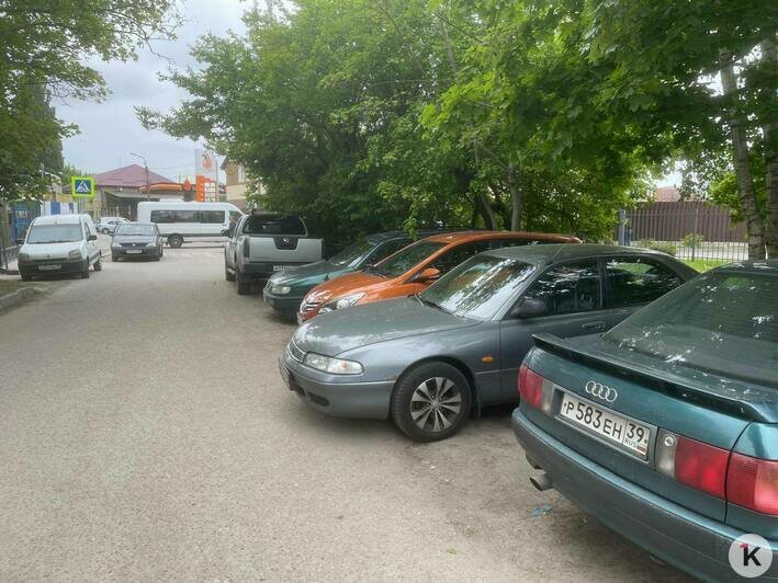 Сначала вырубили деревья, потом сделали парковку платной: жители Калязинской возмущены нашествием машин   - Новости Калининграда | Фото читателя