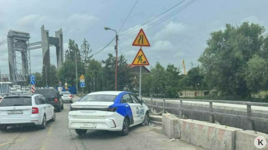 «С водителем всё хорошо»: подробности ДТП с каршеринговой машиной «Яндекса.Драйв» возле двухъярусного моста - Новости Калининграда | Фото: архив «Клопс»