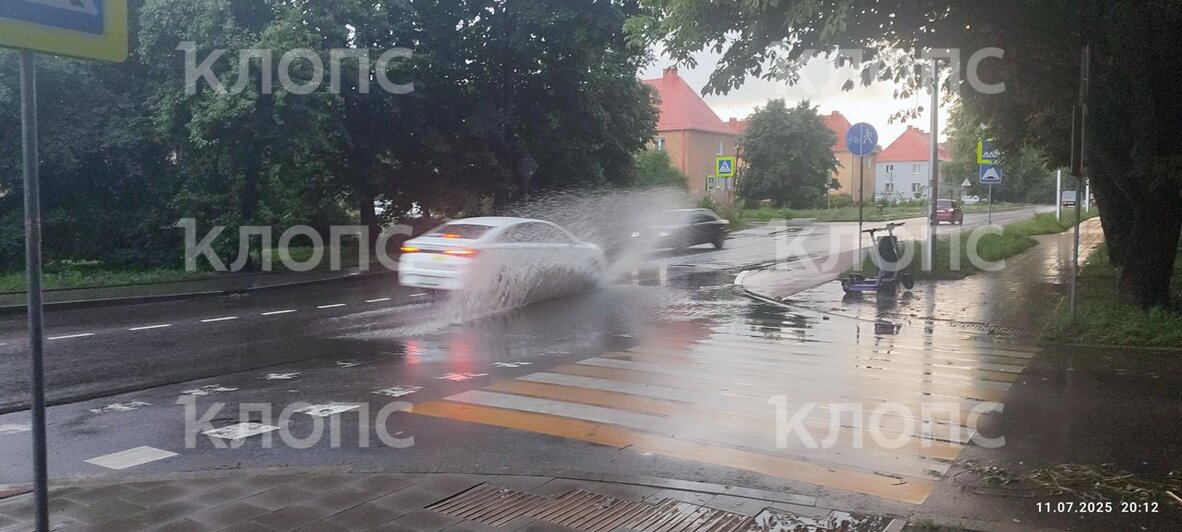 Волна в человеческий рост: калининградцы с Судостроительной улицы полгода уживаются с огромной лужей (фото)  - Новости Калининграда | Фото: очевидец 