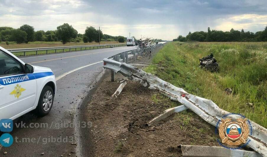 В Гурьевском районе водитель не справился с управлением, врезался в ограждение, улетел в кювет и перевернулся - Новости Калининграда | Фото: ГАИ