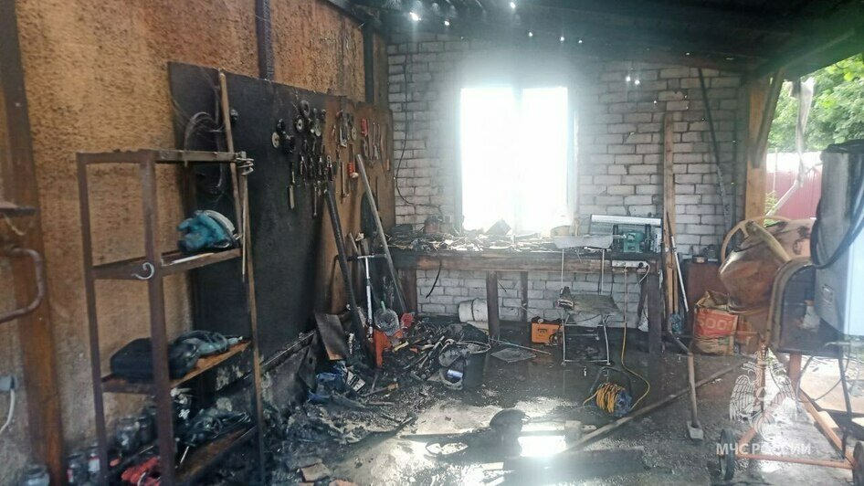Короткое замыкание: в Калининграде загорелась кровля частного дома (фото) - Новости Калининграда | Фото: МЧС