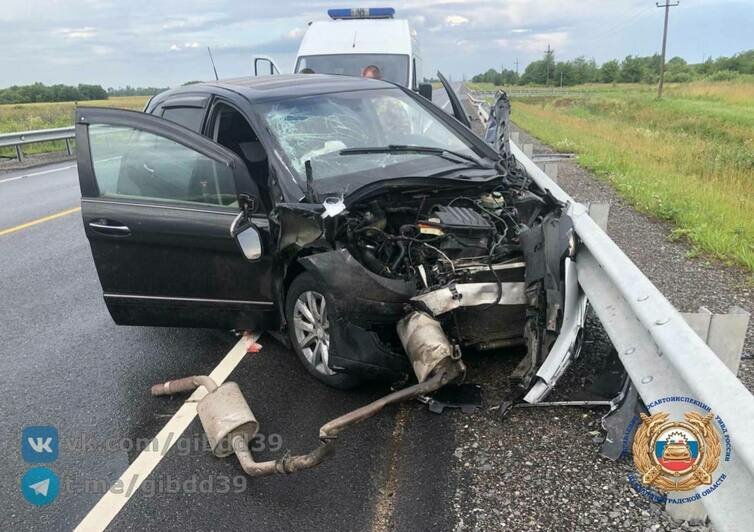 В Гурьевском районе водитель не справился с управлением, врезался в ограждение, улетел в кювет и перевернулся - Новости Калининграда | Фото: ГАИ