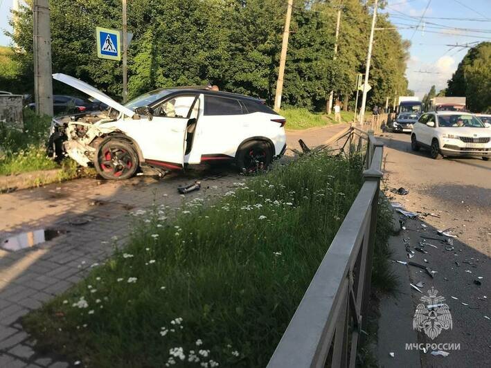 «Лада» не уступила кроссоверу Omoda: подробности ДТП на перекрёстке проспекта Калинина и Дзержинского (фото, видео) - Новости Калининграда | Видео: ГУ МЧС России по Калининградской области