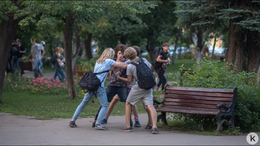 «Меня отец отмажет»: у «Эпицентра» подростки отобрали у сверстника новый айфон, на который парень заработал сам - Новости Калининграда |  Ксения Александрова / Midjourney