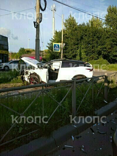 От бокового удара выбросило на тротуар: на перекрёстке Дзержинского и проспекта Калинина столкнулись такси и кроссовер   - Новости Калининграда | Фото: очевидцы