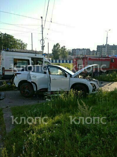 От бокового удара выбросило на тротуар: на перекрёстке Дзержинского и проспекта Калинина столкнулись такси и кроссовер   - Новости Калининграда | Фото: очевидцы