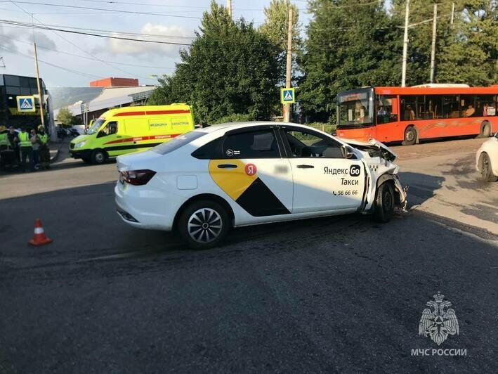 «Лада» не уступила кроссоверу Omoda: подробности ДТП на перекрёстке проспекта Калинина и Дзержинского (фото, видео) - Новости Калининграда | Видео: ГУ МЧС России по Калининградской области