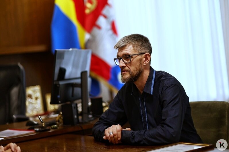Калининградца Юрия Денисенко, спасшего выпавшего из окна ребёнка, наградил губернатор (фото)   - Новости Калининграда | Фото: Александр Подгорчук / «Клопс»