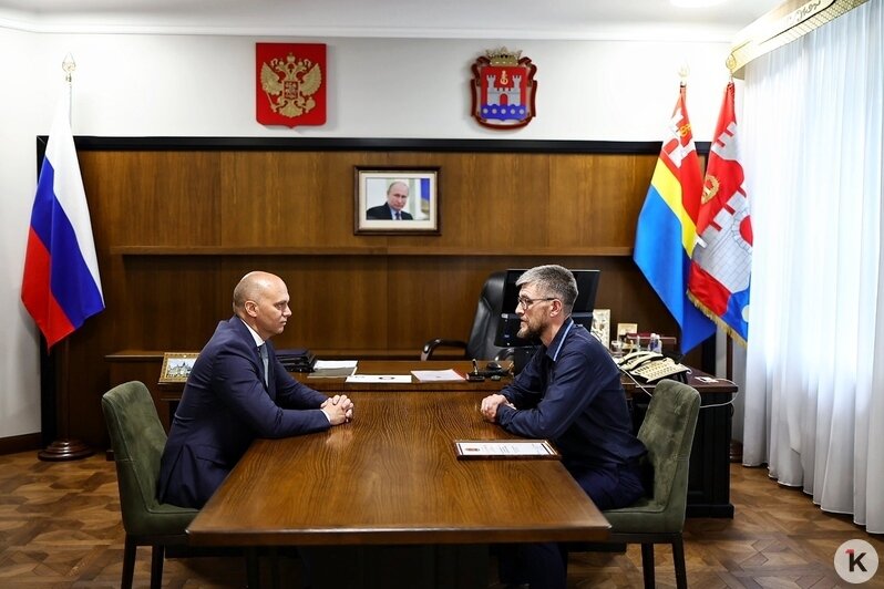 Калининградца Юрия Денисенко, спасшего выпавшего из окна ребёнка, наградил губернатор (фото)   - Новости Калининграда | Фото: Александр Подгорчук / «Клопс»