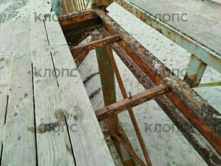 «Уже появилась кровь на досках»: в Заостровье вандалы разломали ведущую к морю лестницу (фото)  - Новости Калининграда | Фото: предоставила очевидица 