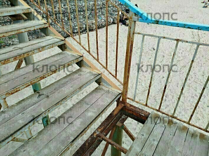 «Уже появилась кровь на досках»: в Заостровье вандалы разломали ведущую к морю лестницу (фото)  - Новости Калининграда | Фото: предоставила очевидица 