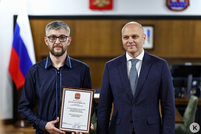 Калининградца Юрия Денисенко, спасшего выпавшего из окна ребёнка, наградил губернатор (фото)   - Новости Калининграда | Фото: Александр Подгорчук / «Клопс»