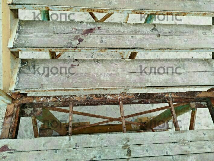 «Уже появилась кровь на досках»: в Заостровье вандалы разломали ведущую к морю лестницу (фото)  - Новости Калининграда | Фото: предоставила очевидица 