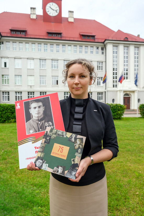 Профессор Анна Бударина хранит память о своём родственнике - участнике штурма Кёнигсберга Иване Петровиче Ткач | Фото: Александр Мелехов Профессор Анна Бударина хранит память о своём родственнике - участнике штурма Кёнигсберга Иване Петровиче Ткач | Фото: Александр Мелехов