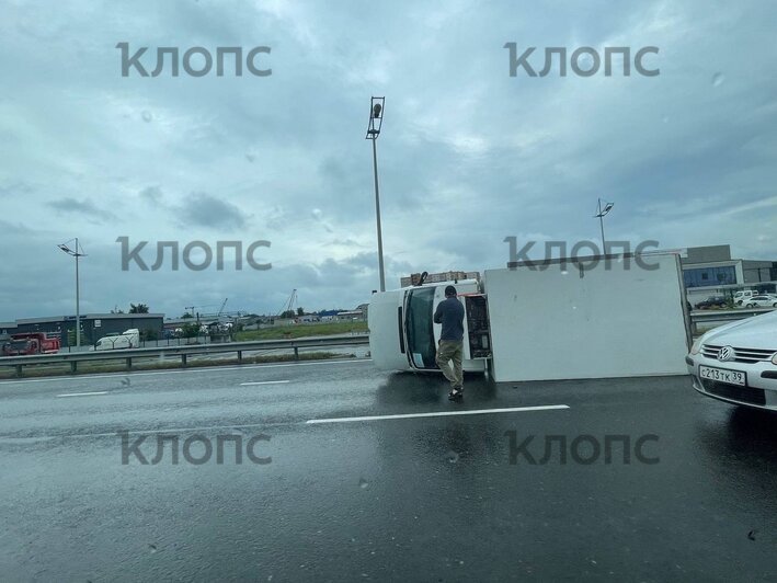 На Северном обходе Калининграда грузовик опрокинулся на бок (фото)  - Новости Калининграда | Фото: очевидец 