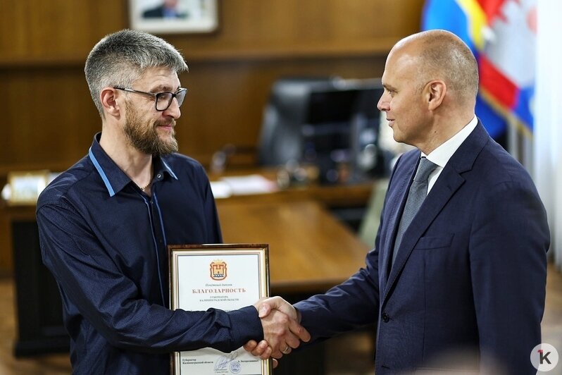 Калининградца Юрия Денисенко, спасшего выпавшего из окна ребёнка, наградил губернатор (фото)   - Новости Калининграда | Фото: Александр Подгорчук / «Клопс»