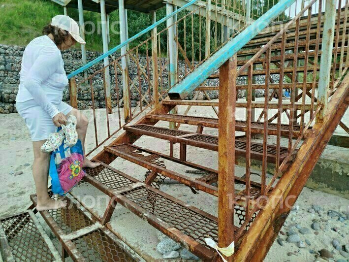 «Уже появилась кровь на досках»: в Заостровье вандалы разломали ведущую к морю лестницу (фото)  - Новости Калининграда | Фото: предоставила очевидица 