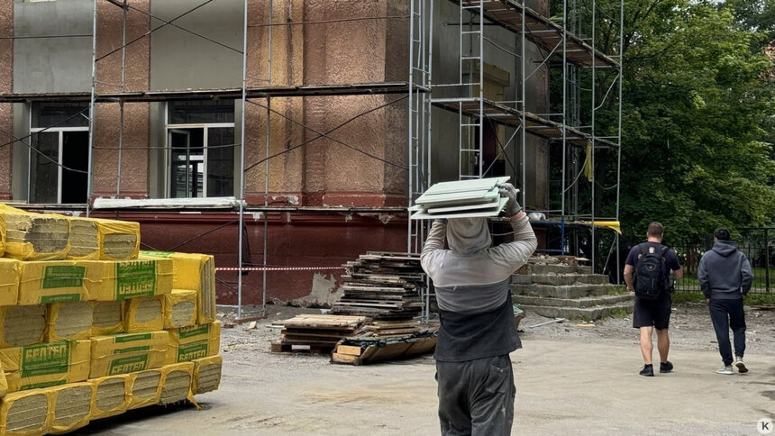 «Город сейчас — одна большая стройка»: в школе №4 на Карла Маркса власти проверили ход капитального ремонта (фоторепортаж) | Фото: Кристина Дроздова 