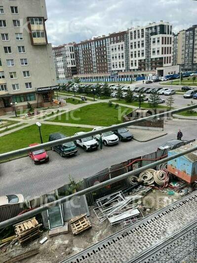 «Делают это специально»: в Калининграде строители скидывают с высотки штукатурку на припаркованные автомобили (фото)   - Новости Калининграда | Фото: предоставил очевидец