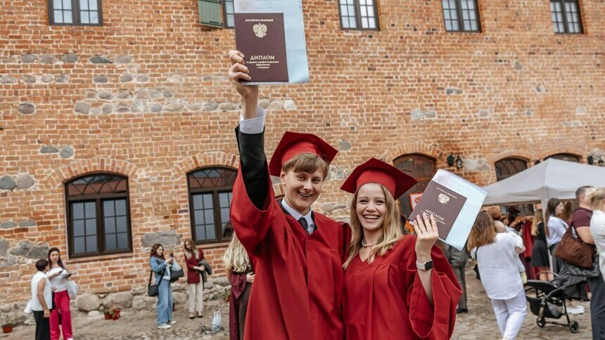 Выпускной в замке: студенты Президентской академии получили дипломы - Новости Калининграда