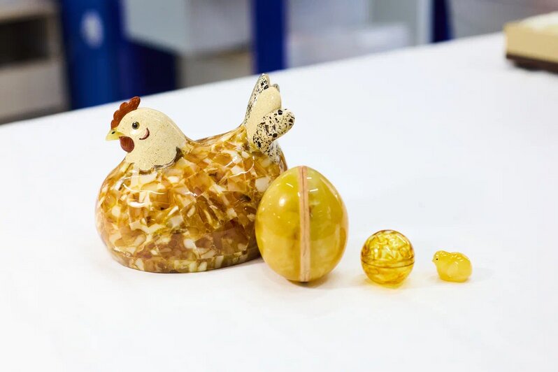 Курочка Ряба, яйцо, желток и цыплёнок: Калининградский янтарный комбинат показал новый сувенир (фото, видео)  - Новости Калининграда | Фото: Калининградский янтарный комбинат