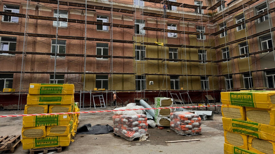 «Город сейчас — одна большая стройка»: в школе №4 на Карла Маркса власти проверили ход капитального ремонта (фоторепортаж) | Фото: Кристина Дроздова / «Клопс»