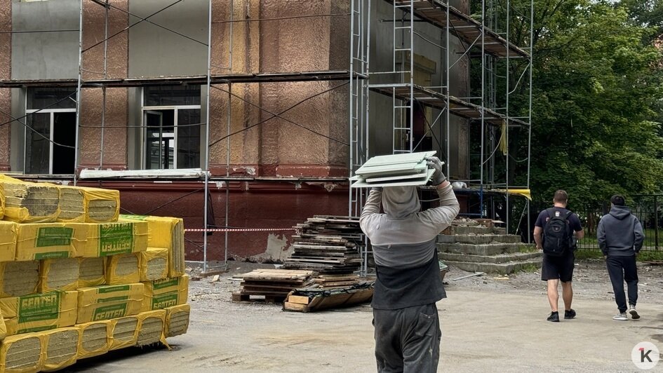 «Город сейчас — одна большая стройка»: в школе №4 на Карла Маркса власти проверили ход капитального ремонта (фоторепортаж) - Новости Калининграда | Фото: Кристина Дроздова / «Клопс»