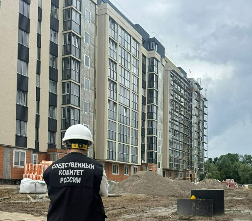 Пролетел три этажа — и остался жив: в Калининграде монтажник упал на стройке многоэтажки | Фото: тг-канал регионального Следкома