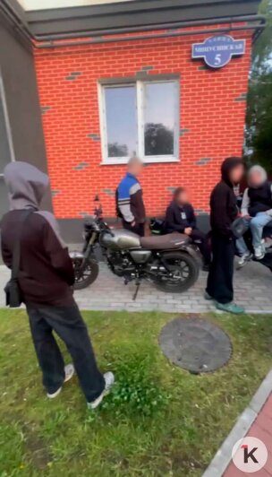 Взрослые ребята приезжают к детям по двор и катаются там на мотоциклах | Фото: жильцы