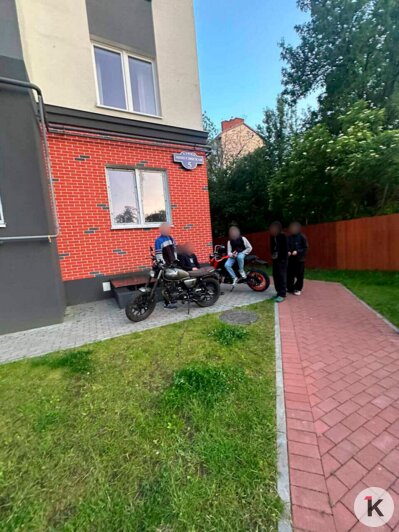 Взрослые ребята приезжают к детям по двор и катаются там на мотоциклах | Фото: жильцы