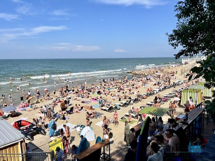 На пляже в Светлогорске места совсем мало - люди лежат плотно | Фото: Оксана Сазонова